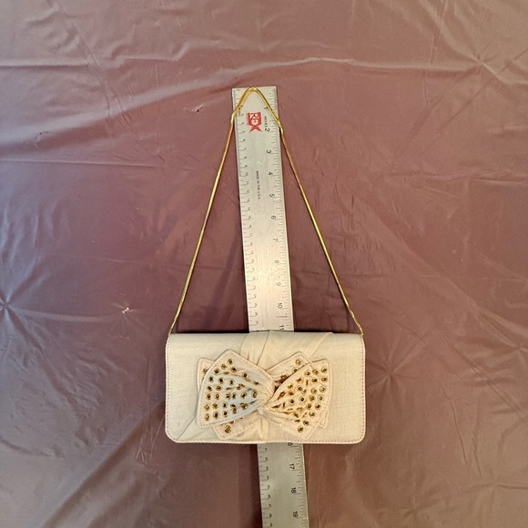 NWOT Nina Vintage Y2K Ivory/Gold Clutch w/ Bow Embellishment & Chain Strap - Picture 9 of 10